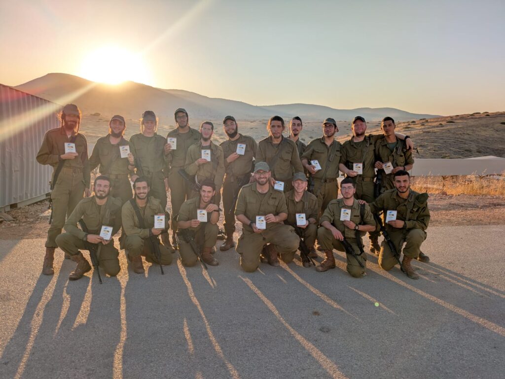 חיילי חטיבת החשמונאים מקבלים ממפקדם ספר מסילת ישרים עם הערות של עמיחי