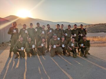 חיילי חטיבת החשמונאים מקבלים ממפקדם ספר מסילת ישרים עם הערות של עמיחי